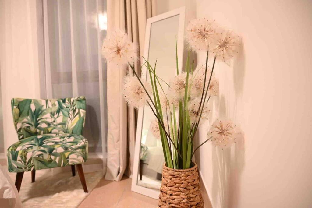 Apartment Brand New Furniture . Close To Mall. *