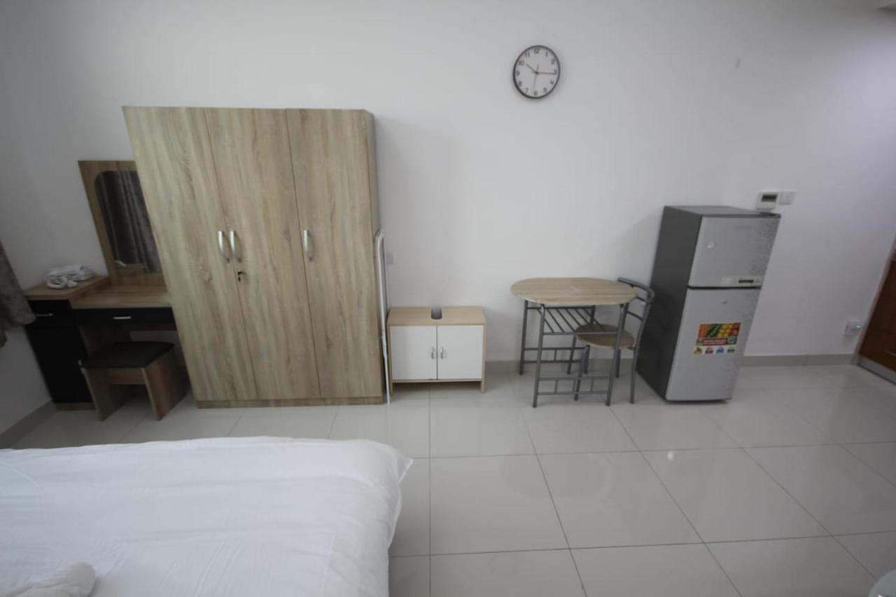 Apartment Cozy And Small Partitions For Men Guests In *