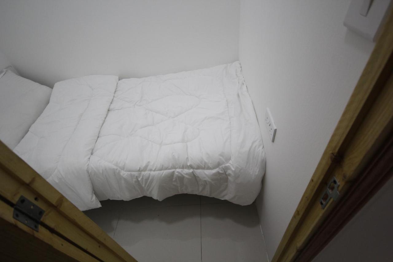 Cozy And Small Partitions For Men Guests In
