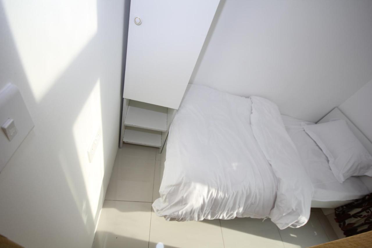 Cozy And Small Partitions For Men Guests In Apartment