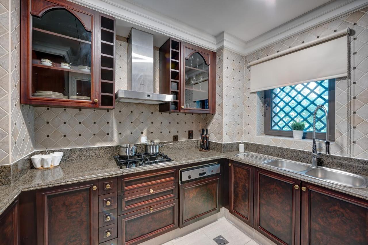 Apartment Durrani Homes: Garden Oasis At Souk Al Bahar With Jacuzzi *