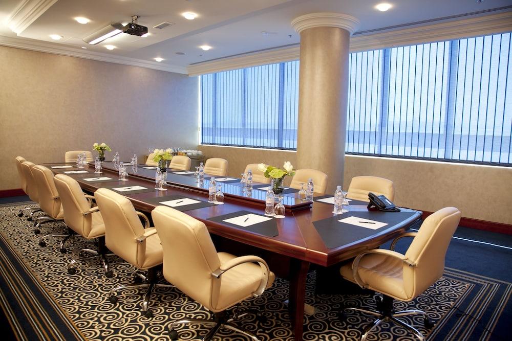 Hotel Grand Excelsior Al Barsha 4*