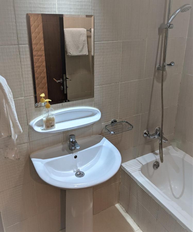 Fully Furnished With Golf Views And Gym Apartment *