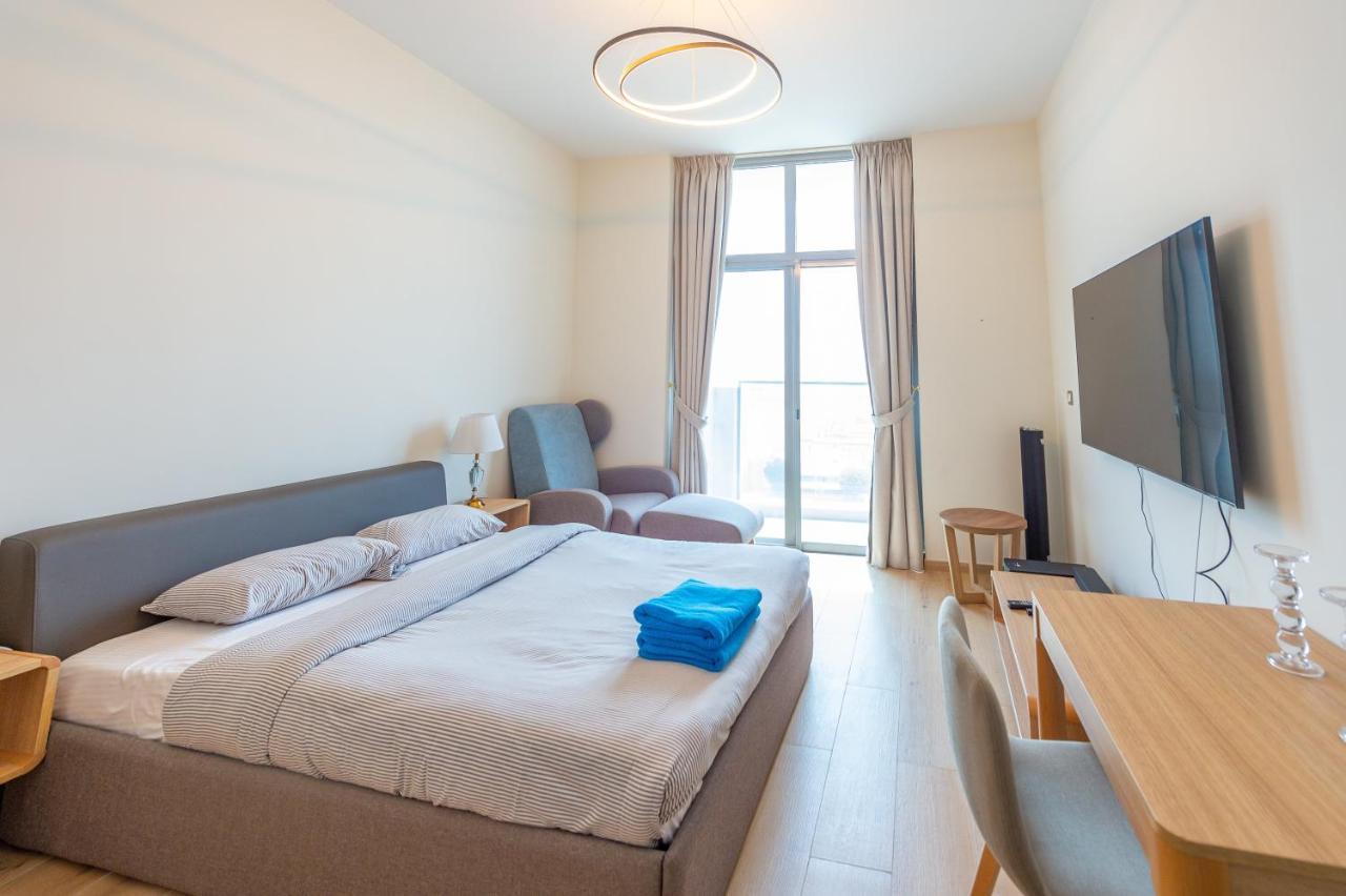 Apartment Luxury Escapes - Cozy In Front Of Metro Stn - Access To Gym & Pool - Aura Azizi Dubai