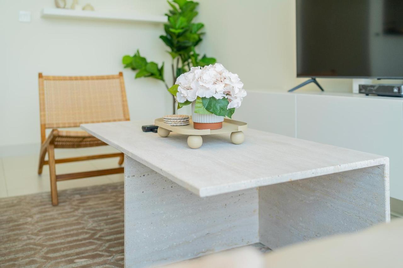 Monty Holiday - Charming With Canal View Near Mall Apartment