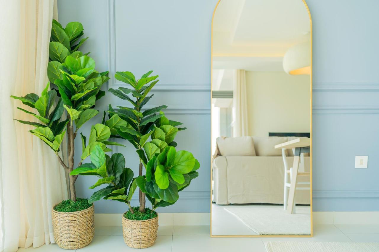 Monty Holiday - Charming With Canal View Near Mall Apartment *