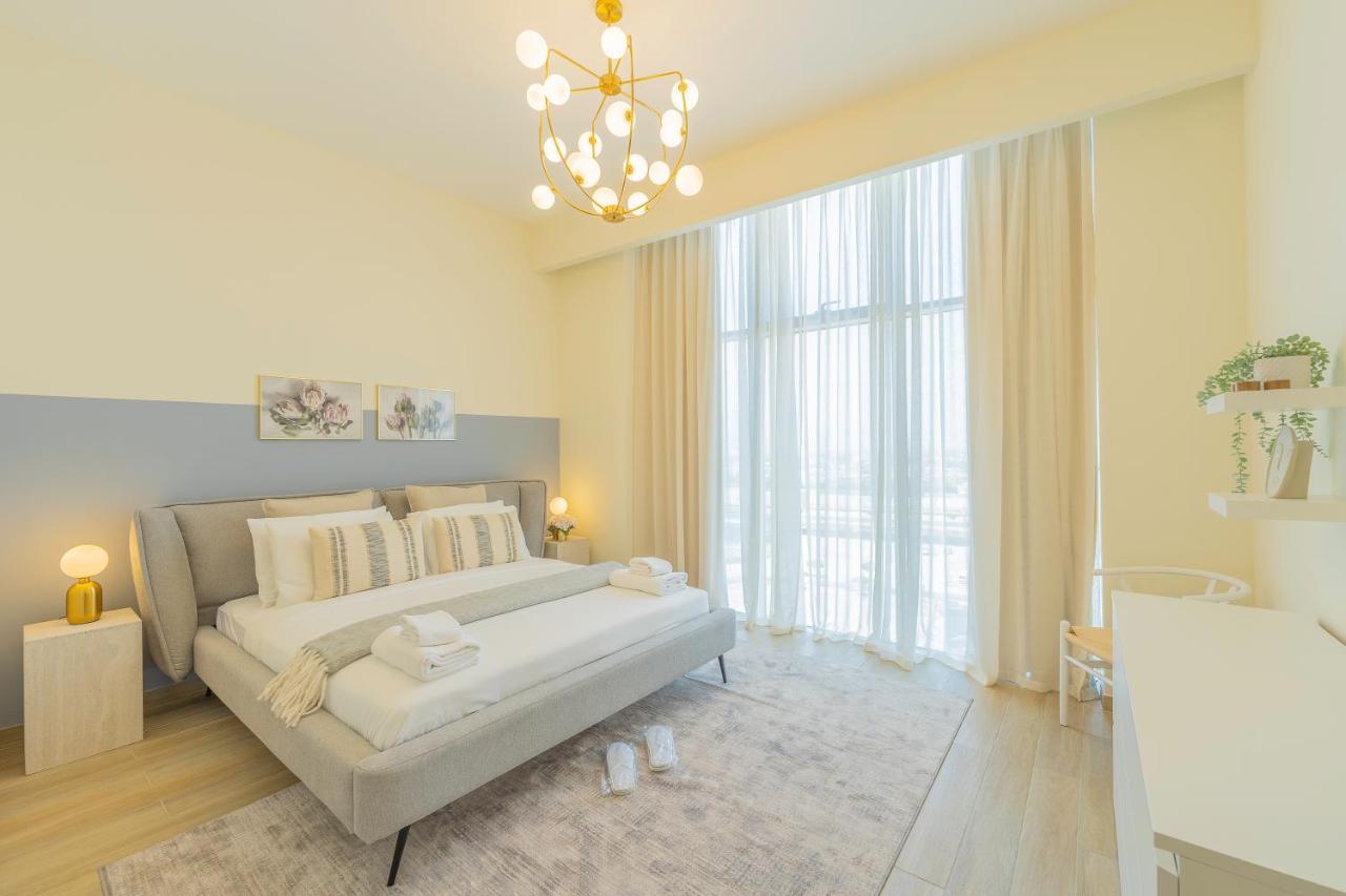 Monty Holiday - Charming With Canal View Near Mall Apartment