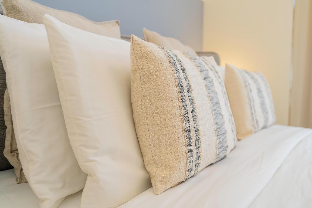 Monty Holiday - Charming With Canal View Near Mall Apartment *