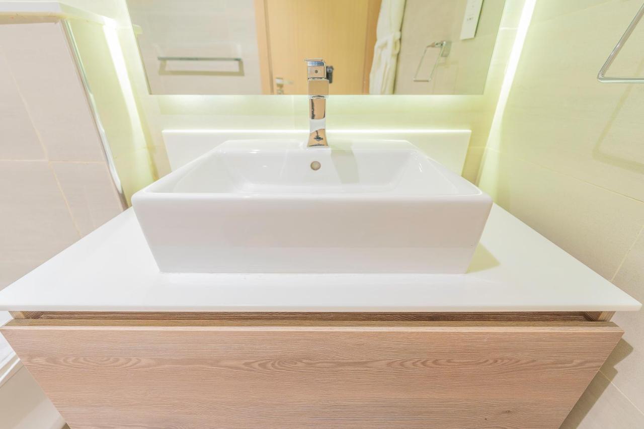 Monty Holiday - Charming With Canal View Near Mall Apartment *