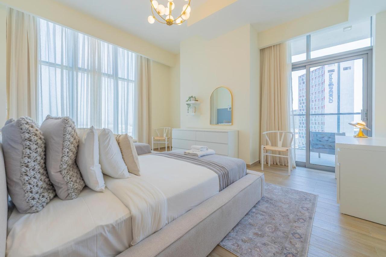 Monty Holiday - Charming With Canal View Near Mall