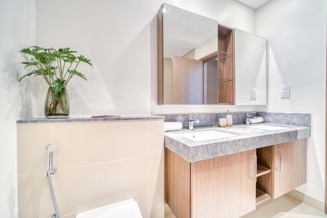 Luxury Brand New 2 Bedroom With Bluewater Views Apartment *