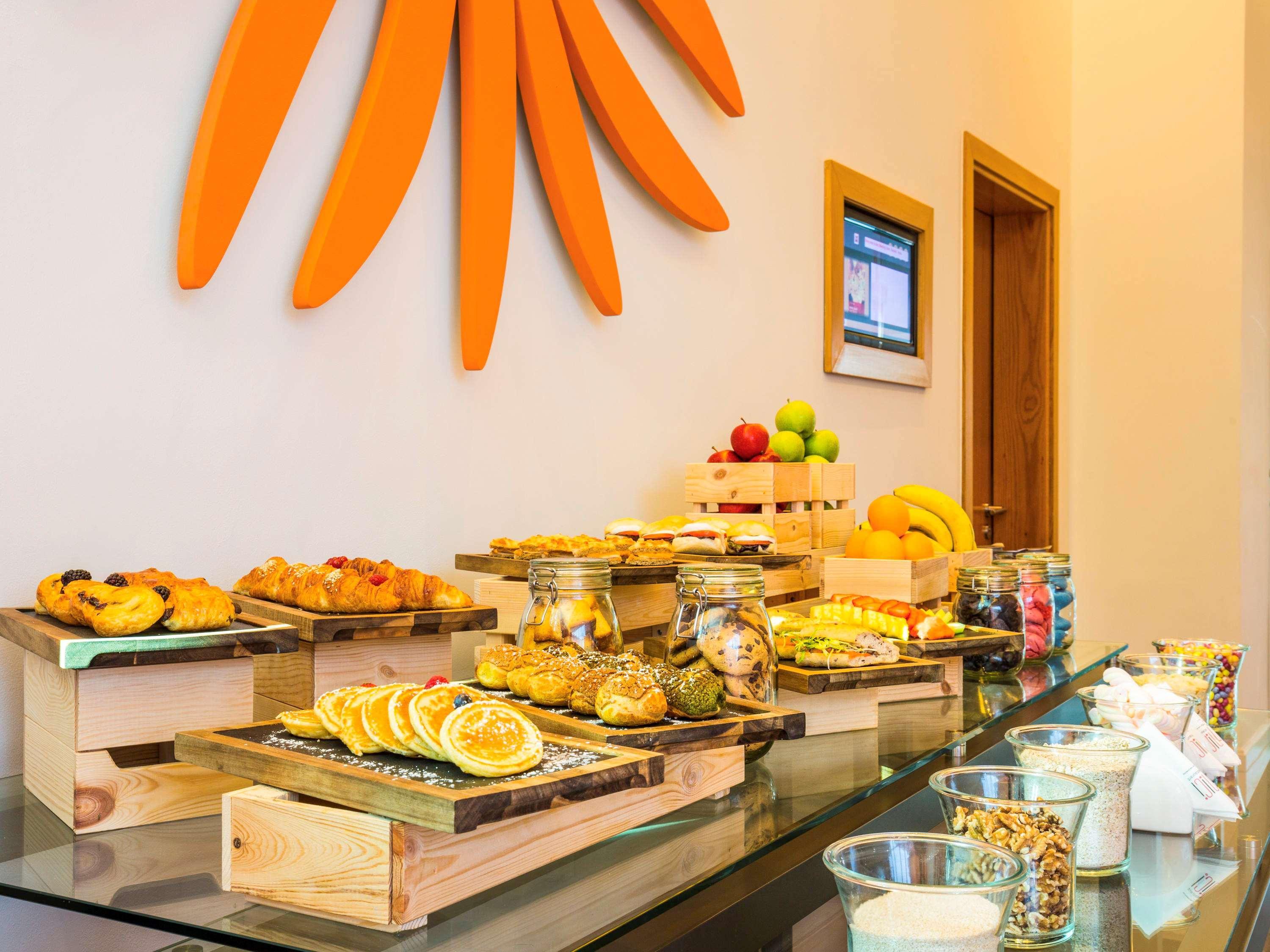 Ibis Mall Avenue 3*