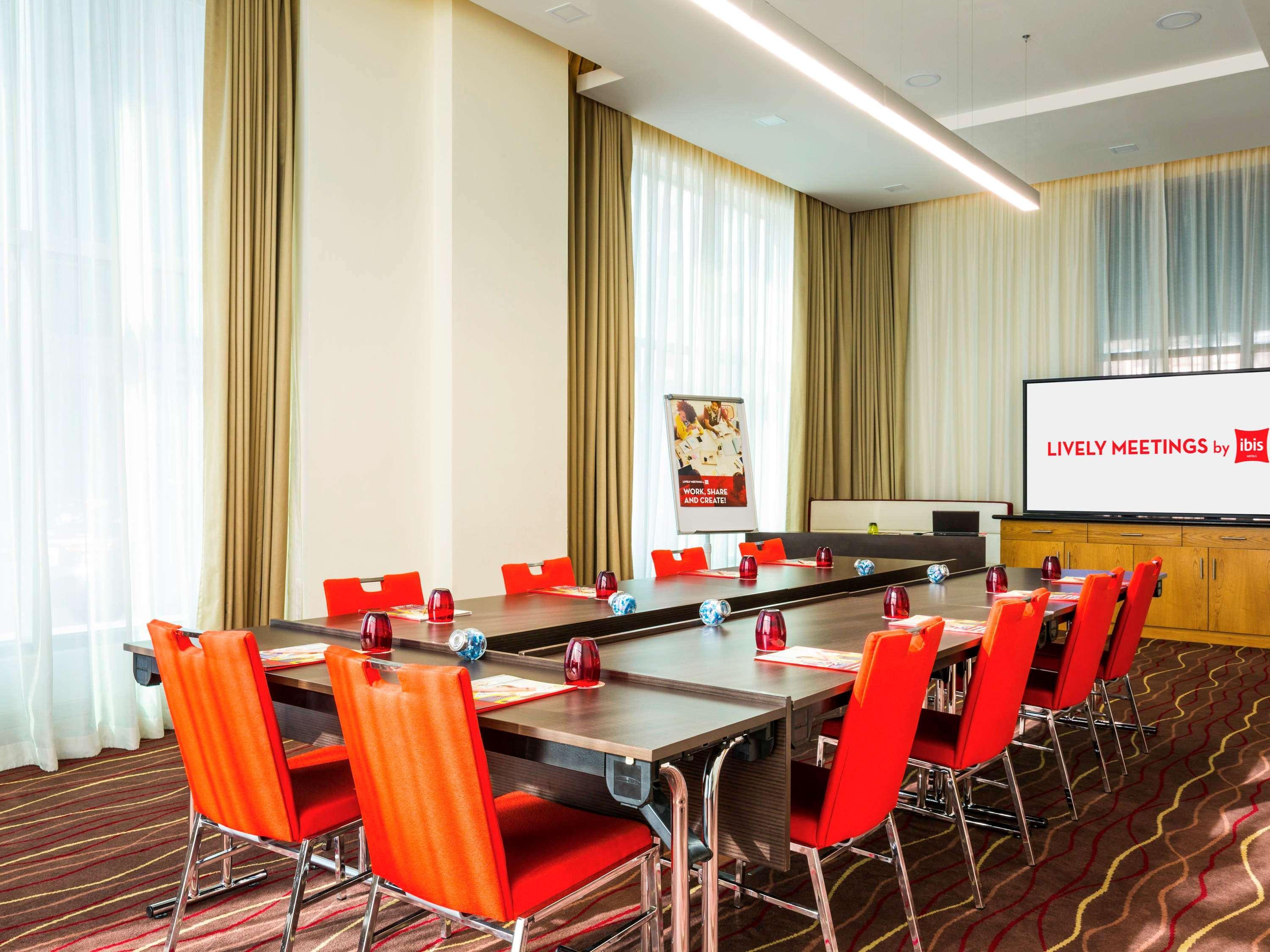 Ibis Mall Avenue 3*