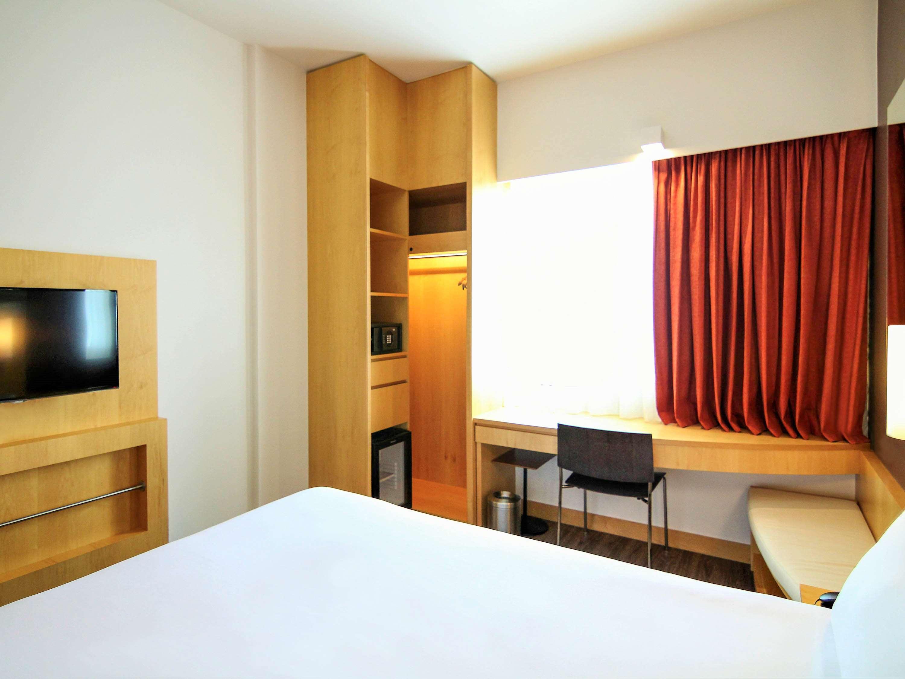 Ibis One - World Trade Centre Hotel 3*