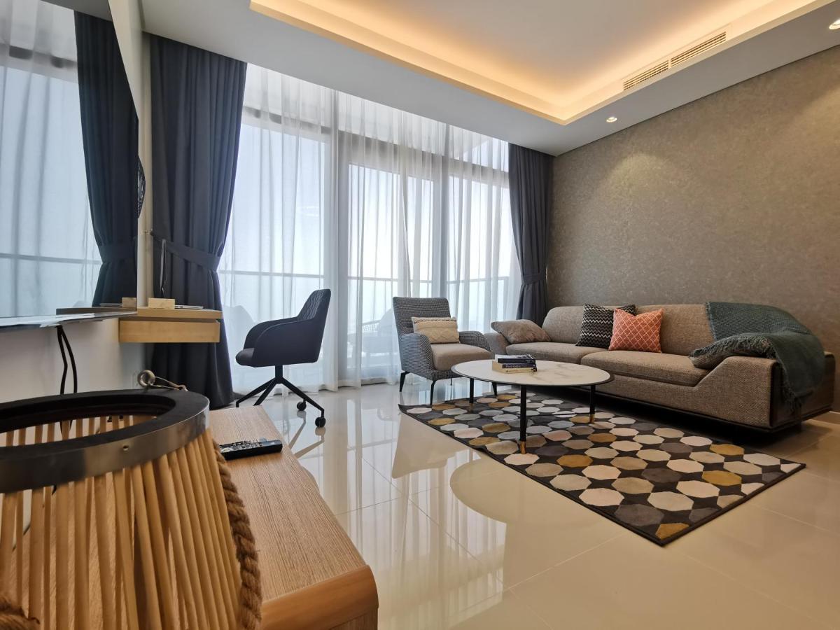 Vacay Lettings -spotlight Infinity Pool At Paramount Tower Apartment Dubai