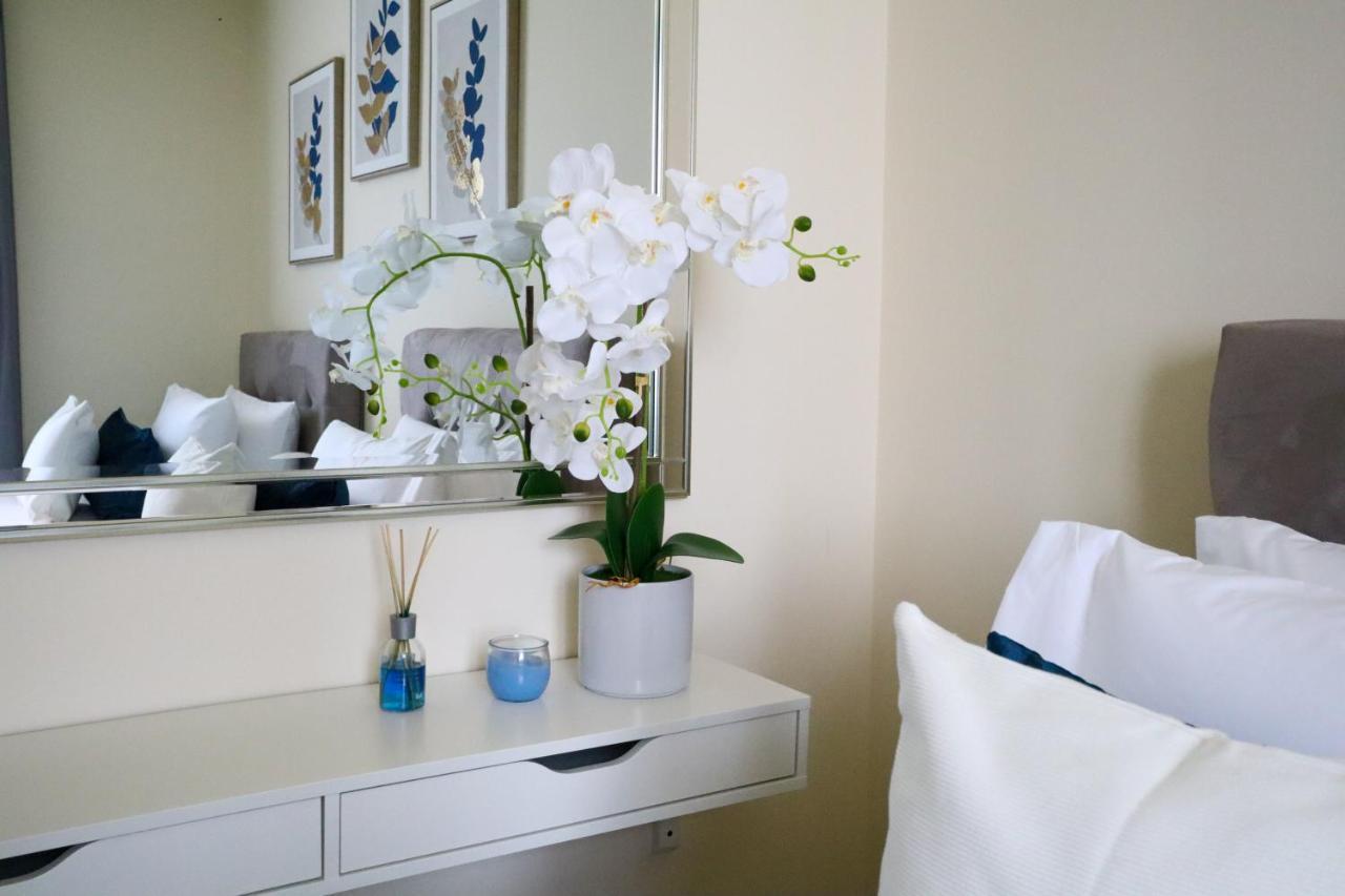 Apartment Higuests - Charming With Private Balcony Near Mall