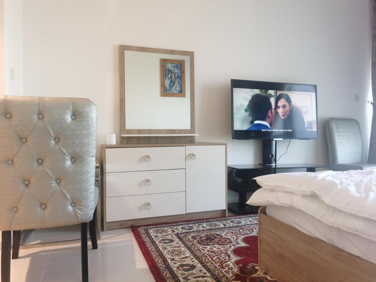 Apartment Heaven Escape Surrounded By Stunning Golf View High Floor -netflix-gym-pool -perfect Vacations *