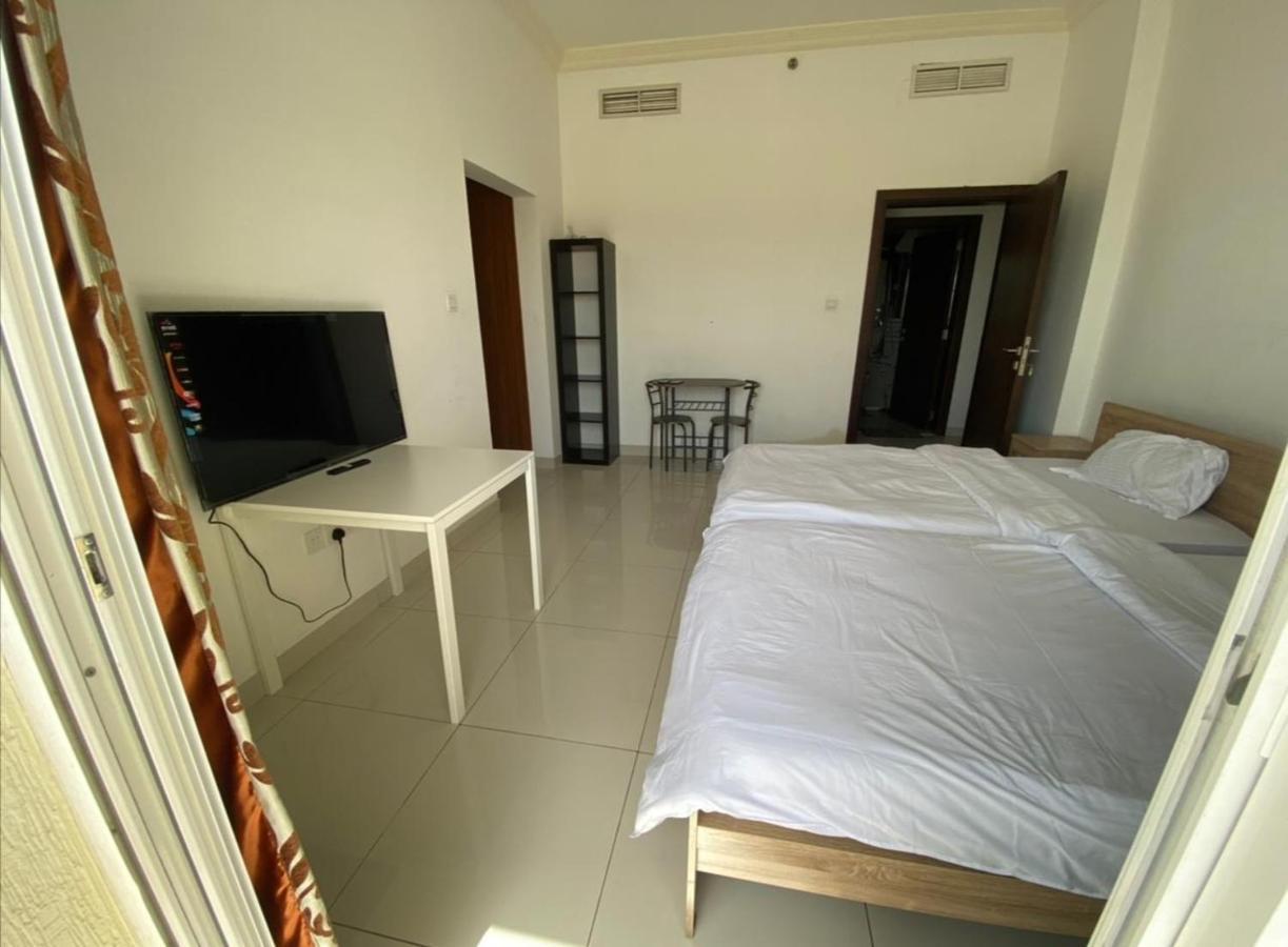 Apartment Cozy And Small Partitions For Men Guests In