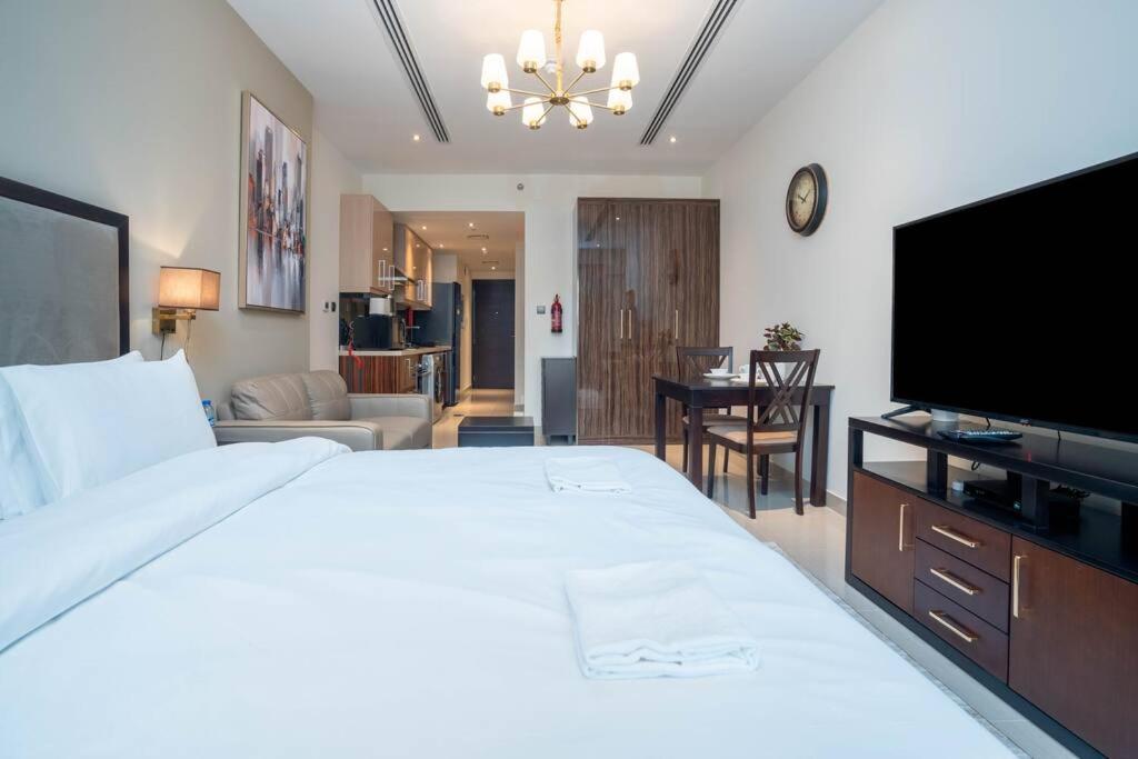 Jacuzzi, Pool And Gym - 5min From Burj Khalifa Apartment Dubai