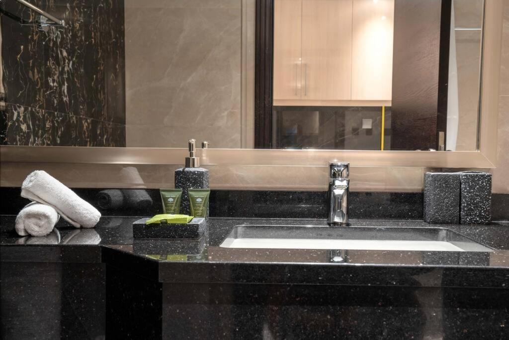 Jacuzzi, Pool And Gym - 5min From Burj Khalifa Apartment Dubai