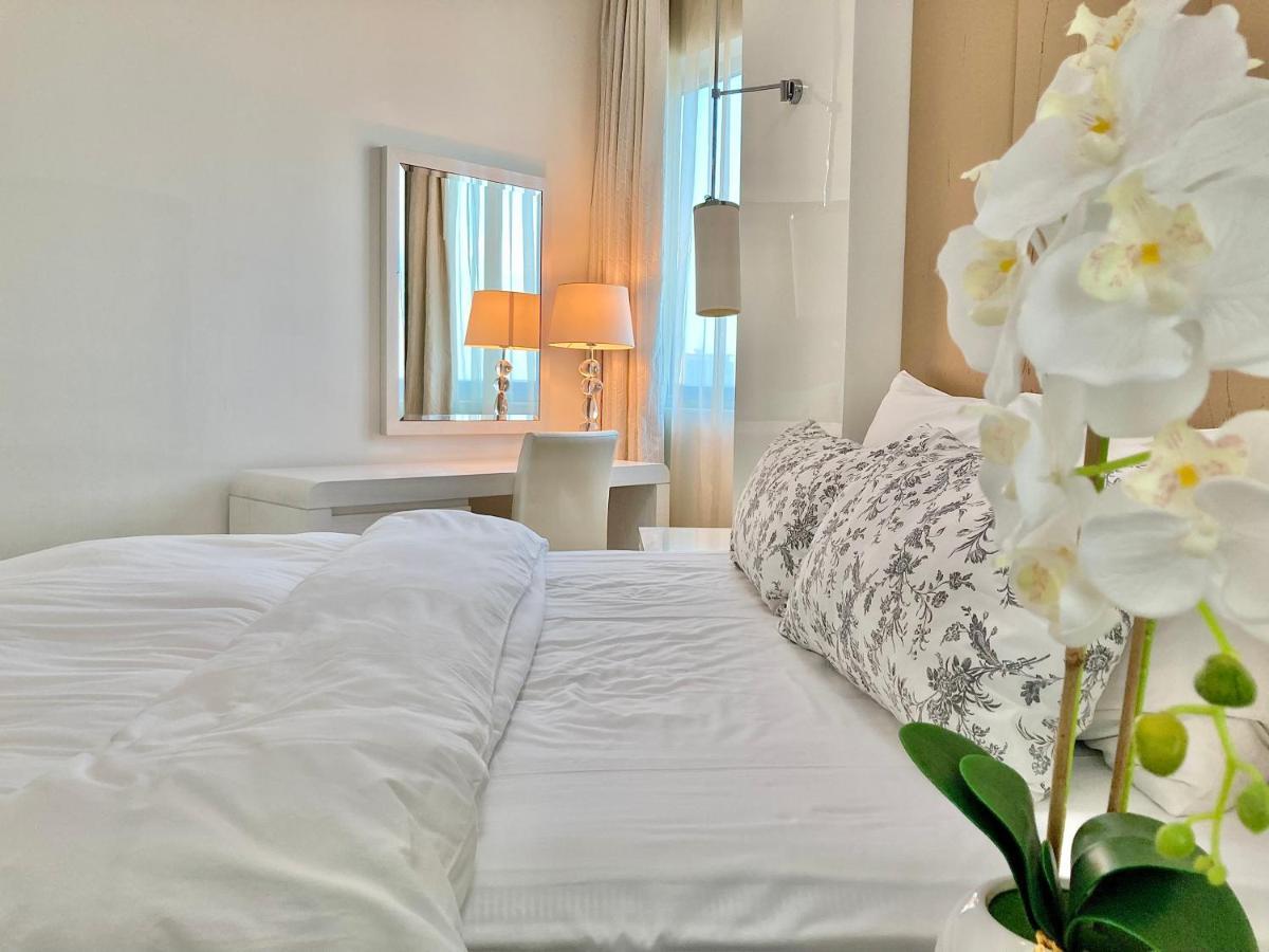 Superhost - High-rise Chic Apt With Incredible Skyline Views Apartment