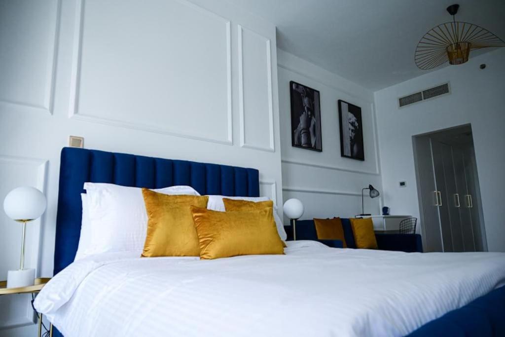 Apartment Greek Gods Luxury Jlt 1bhk With Stunning View Close To Metro *