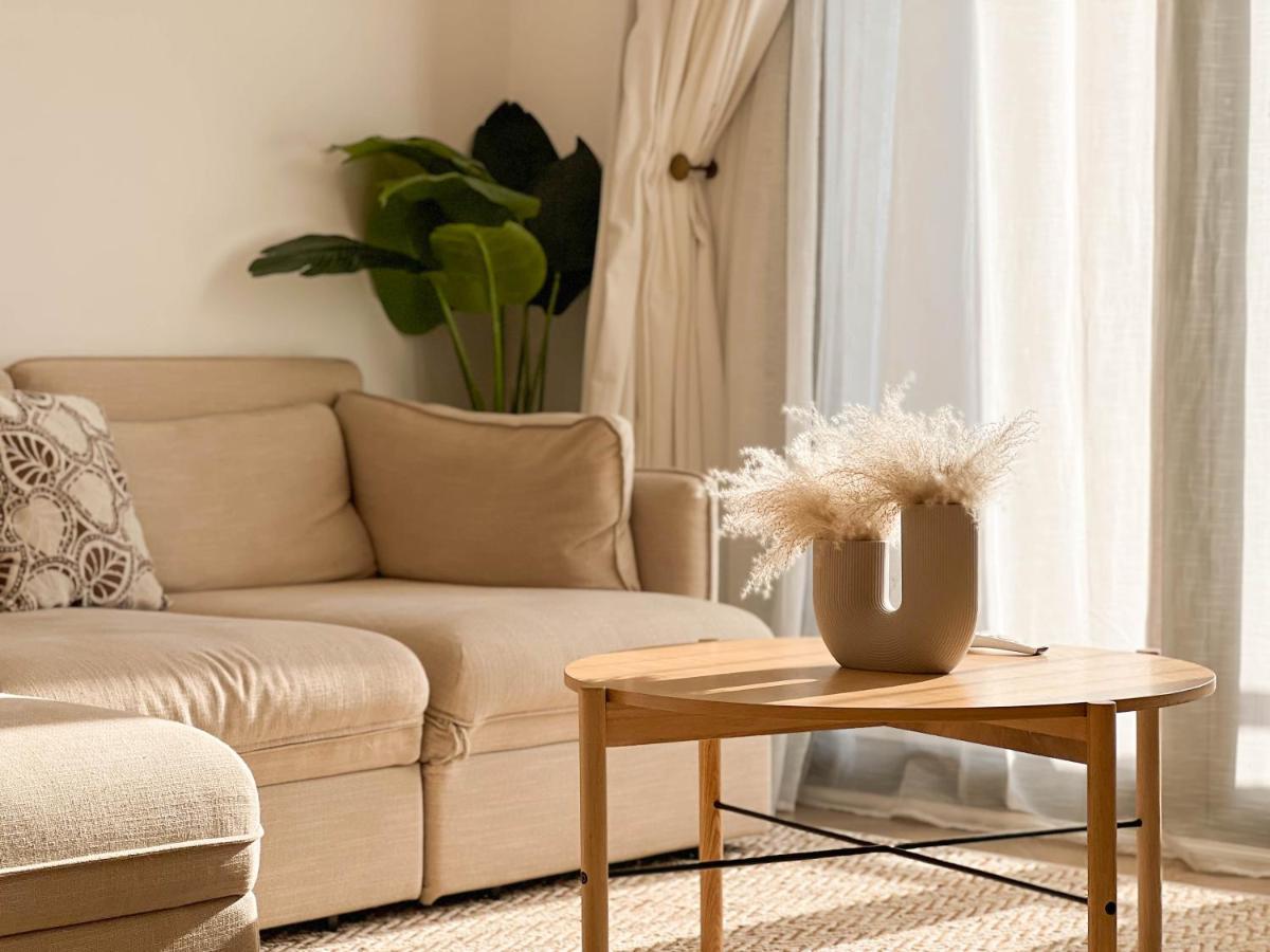 Bright And Spacious 2 Bedroom With Private Balcony Apartment *