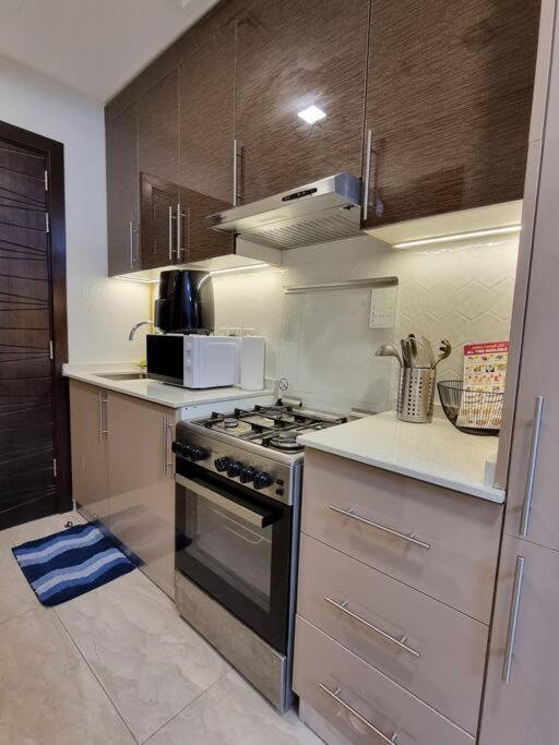 Premium Lovely With Balcony In Dubai