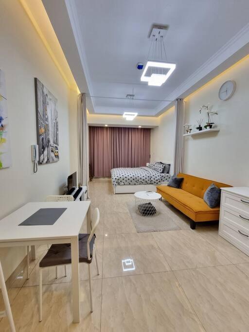 Premium Lovely With Balcony In Apartment