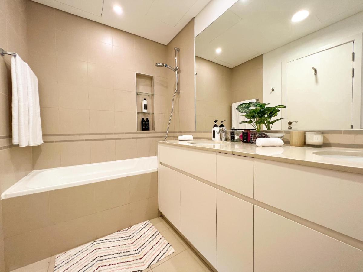 Bright And Spacious 2 Bedroom With Private Balcony