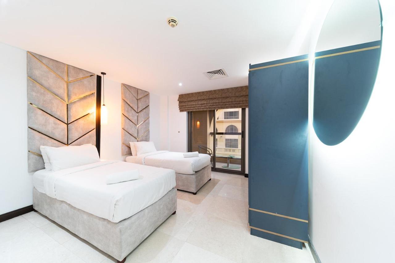 6 Bedrooms In The Main Jbr Walk Holiday home *