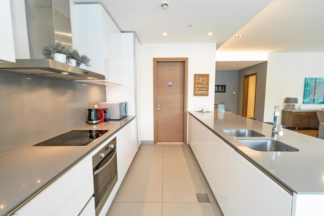 Fam Living - Walk - Urban Staycations Apartment *