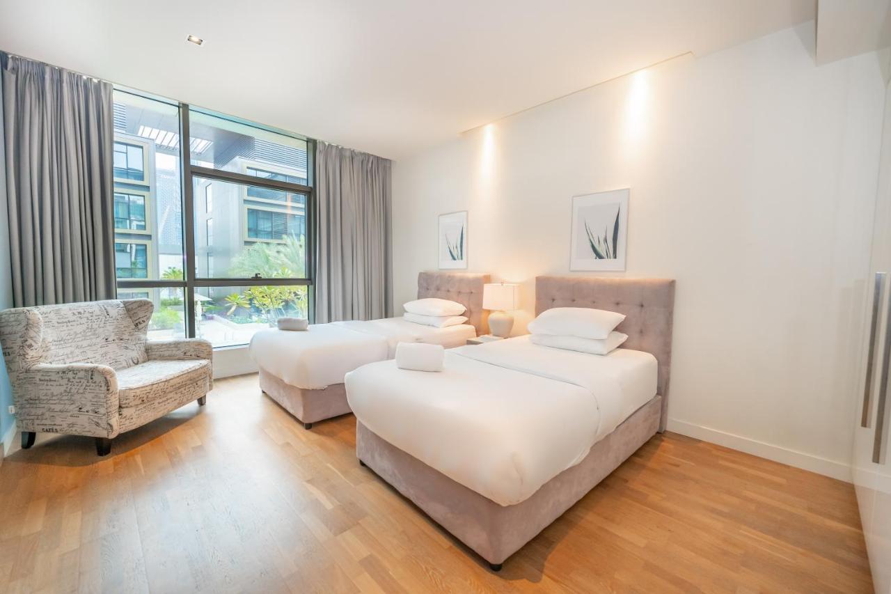Fam Living - Walk - Urban Staycations Apartment *