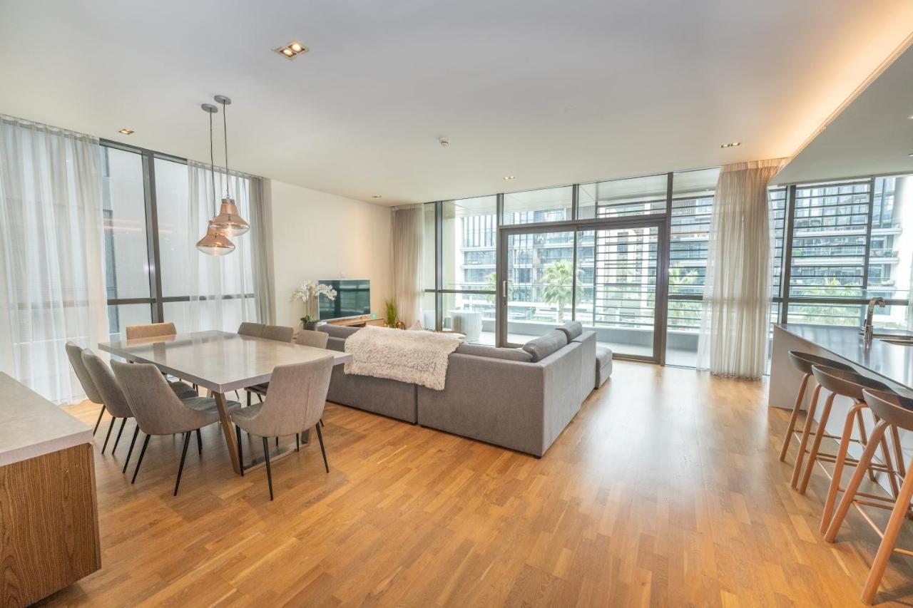 Fam Living - Walk - Urban Staycations Apartment *