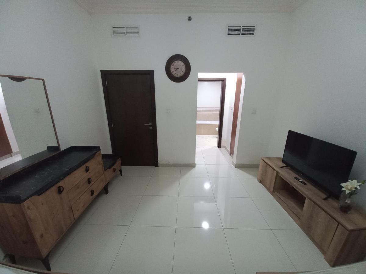Apartment Cozy And Small Partitions For Men Guests In Dubai