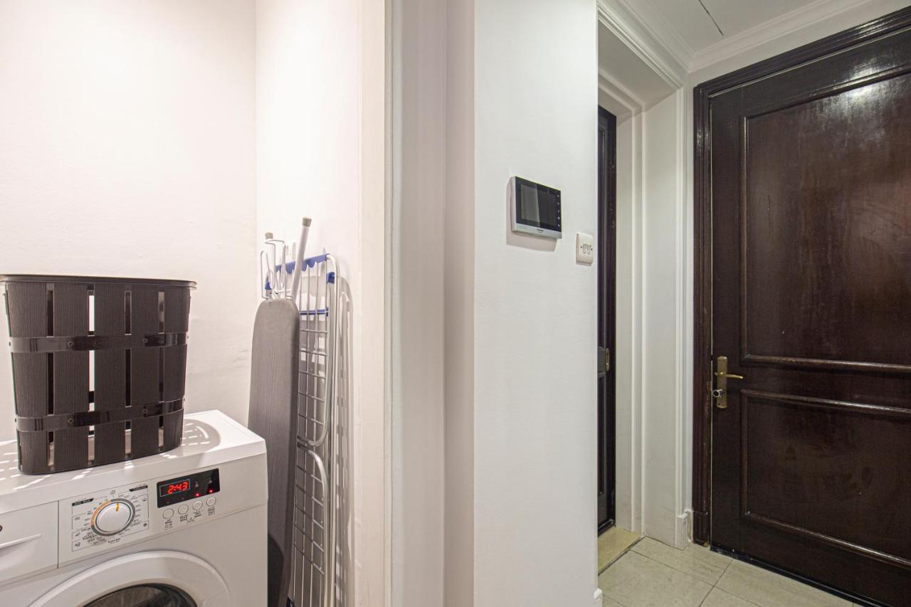 Luxurious 1 Bed -connected To Mall Apartment