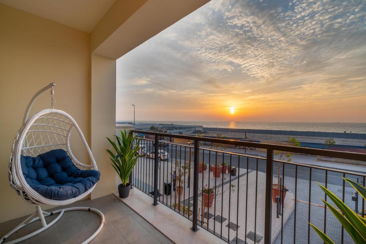 Ultimate With Big Terrace, Amazing Sunset, Perfect For 4 People Apartment Dubai