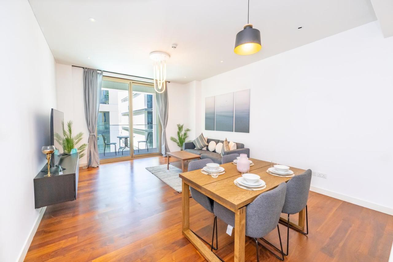 Fam Living - Walk - Urban Staycations Apartment