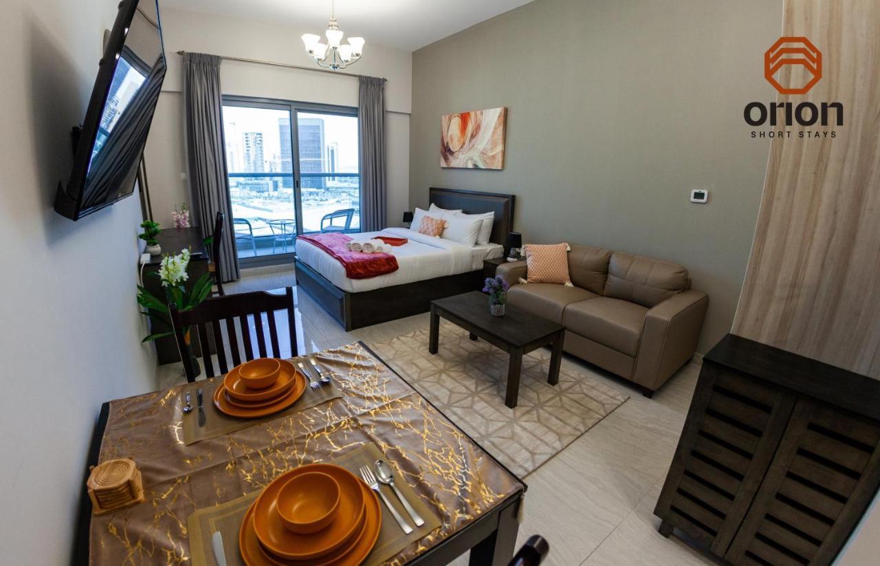 Apartment Canal View Studio: Mall Proximity & Luxury Amenities *