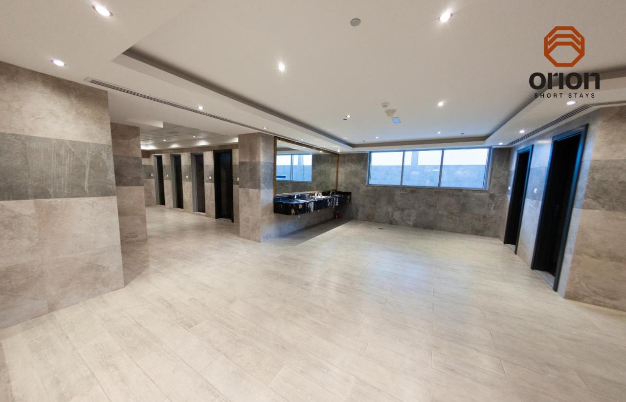 Canal View Studio: Mall Proximity & Luxury Amenities Apartment