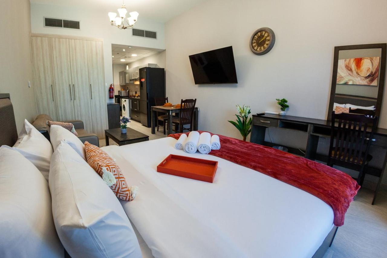 Canal View Studio: Mall Proximity & Luxury Amenities