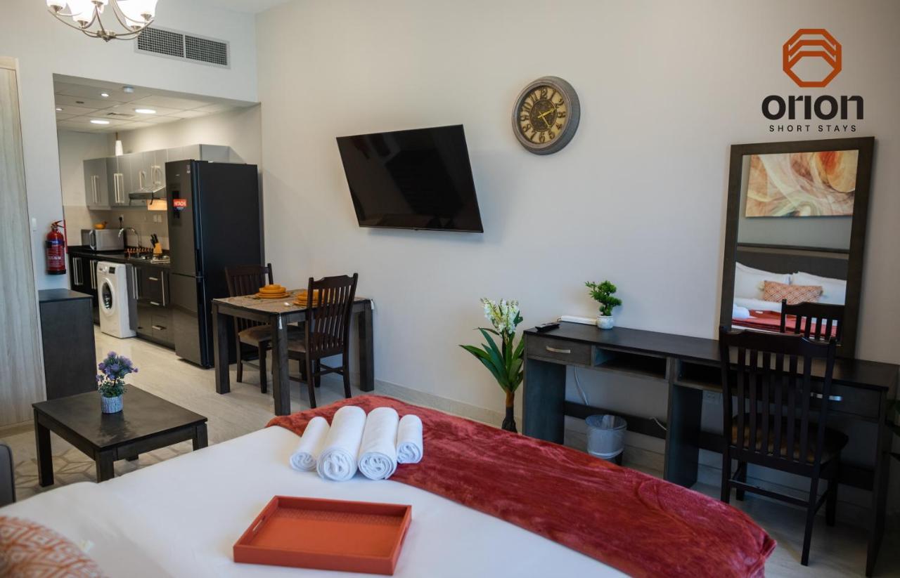 Apartment Canal View Studio: Mall Proximity & Luxury Amenities *