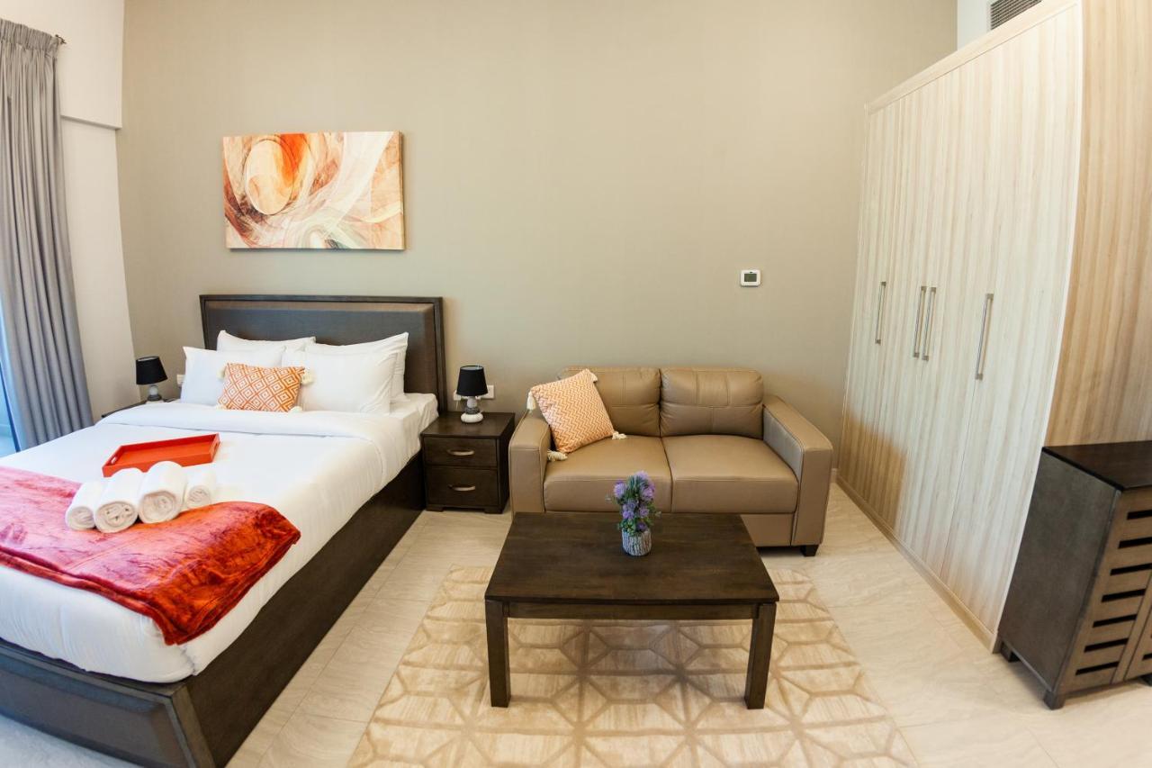 Canal View Studio: Mall Proximity & Luxury Amenities Apartment