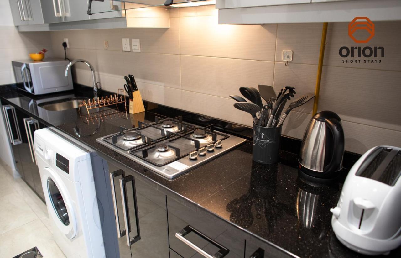 Canal View Studio: Mall Proximity & Luxury Amenities *