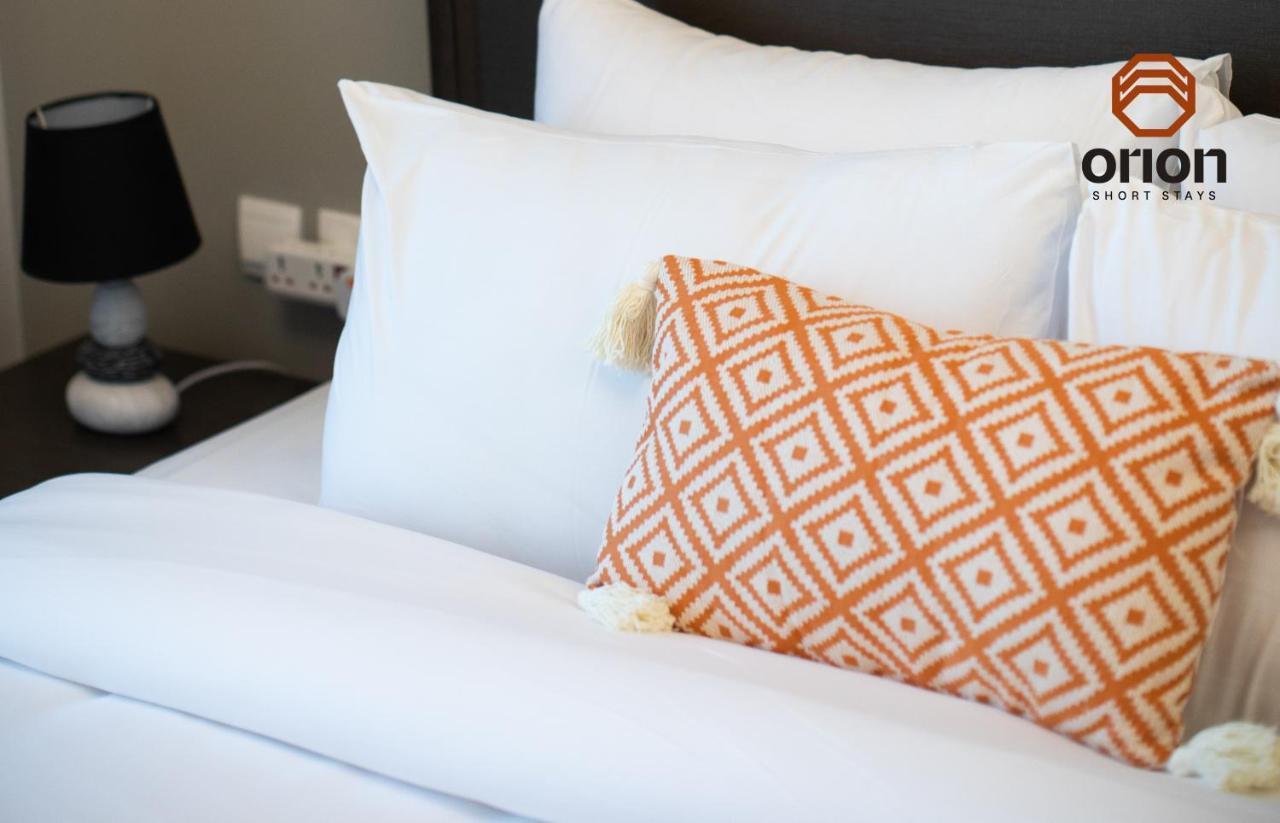Canal View Studio: Mall Proximity & Luxury Amenities *