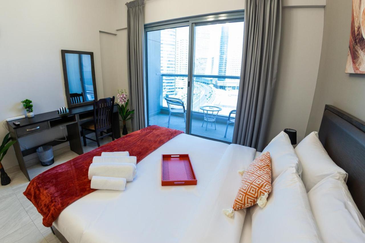 Canal View Studio: Mall Proximity & Luxury Amenities Apartment *