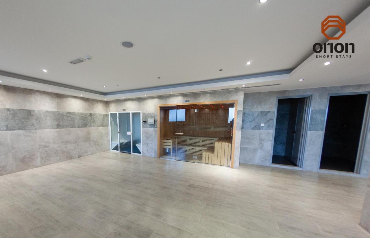 Canal View Studio: Mall Proximity & Luxury Amenities Apartment *