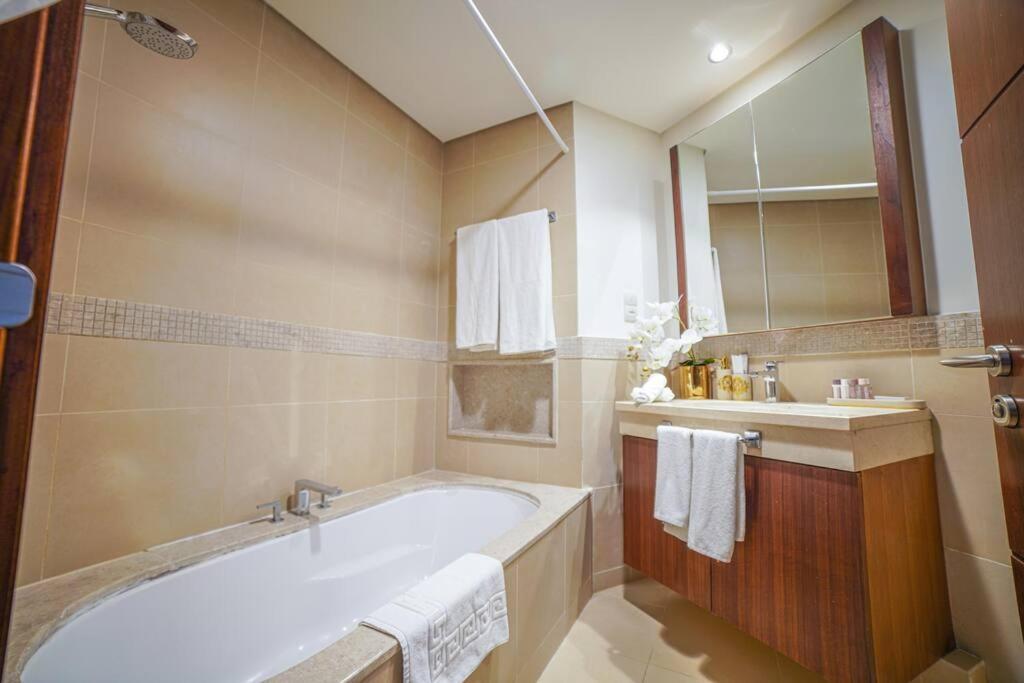 Apartment First Class 2br With Full Skyline & Sea View