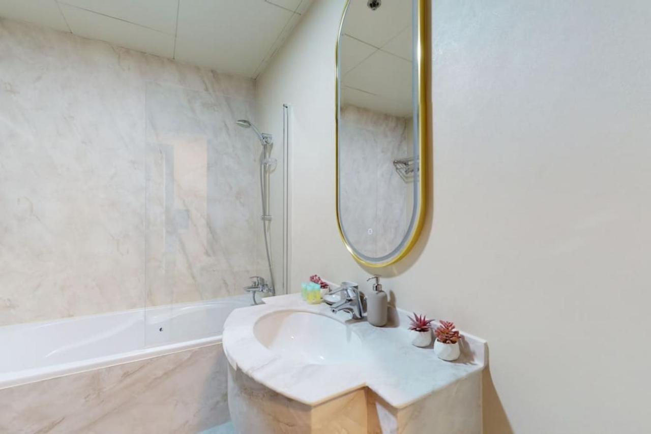 V3 Tower - Elegant One Bedroom Apartment *