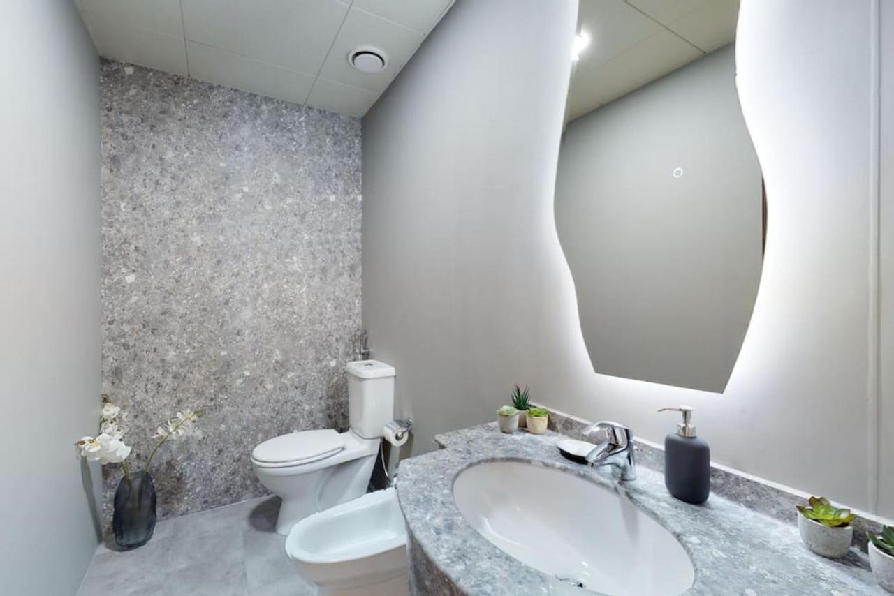 Apartment V3 Tower - Elegant One Bedroom